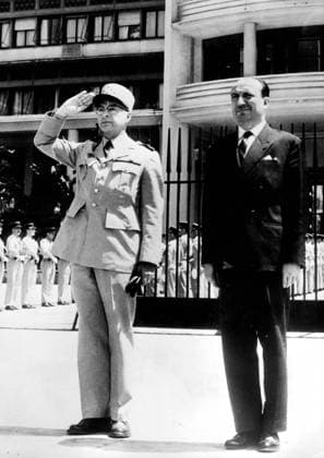 General Charles Ailleret 1907 - 1968 14. Juli 1961 – Algier, Algerien – Der neue Oberbefehlshaber der französischen Streitkräfte, General CHARLES AILLERET, in Algerien. Im Bild: Charles Ailleret mit Generaldelegiertem JEAN MORIN bei seiner Ankunft in Algier. Algiers Algeria *** General Charles Ailleret 1907 1968 14 July 1961 – Algiers, Algeria – the New Commander-in-chief the French Armed forces, General Charles AILLERET, in Algeria at Picture Charles Ailleret with General Delegate Jean Morin at its Arrival in Algiers Algiers Algeria  Copyright: xUnitedxArchivesx xkpaxKeystonex 19610714_mab_k09_096