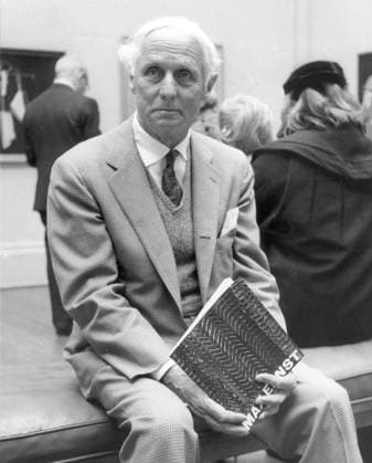 Deutscher Künstler Max Ernst 1891-1976 1. April 1976 Paris, Frankreich MAX ERNST (2. April 1891 1. April 1976) war ein deutscher Maler, Bildhauer, Grafiker und Dichter. Als produktiver Künstler war Ernst ein wichtiger Pionier der Dada-Bewegung und des Surrealismus. Kurz nach der deutschen Besetzung Frankreichs wurde er von der Gestapo verhaftet, konnte aber mit Hilfe des Journalisten Varian Fry und Peggy Gugenheim (1898-1979), die er später heiratete und die Tochter von Benjamin Guggenheim war, der 1912 mit der Titanic unterging, fliehen und nach Amerika fliehen. IM BILD: 10. August 1961 London, England Genaues Datum unbekannt. MAX ERNST in der Tate Gallery während einer Ausstellung seiner Werke. London England Unit  Copyright: xUnitedxArchivesx xkpaxKeystonex 19610810_cob_k09_954 !ACHTUNG AUFNAHMEDATUM GESCHÄTZT!