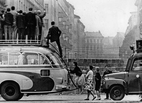 Auto Autoteile Motoren Reifen Transport Fahrzeuge 9. September 1961 - Sightseeing-Busse für Westdeutsche: Es heißt, es sei ein böser Wind, der nichts Gutes bringt. Die westdeutschen Busunternehmen in Berlin haben einen Weg gefunden, die geteilte Stadt zu ihrem Vorteil zu nutzen, indem sie Bustouren entlang der von den Kommunisten errichteten Mauer anbieten. An Aussichtspunkten halten die Busse, und die Passagiere können auf das Dach klettern, um Schnappschüsse über der Mauer zu machen. Das Foto zeigt Passagiere, die während der Sightseeing-Tour auf das Busdach klettern. *** Car Car parts Motors Tyres Transport Vehicles 9 September 1961 Sightseeing Buses for West Germans it means, it Sei a evil Wind, the Nothing Good brings t  Copyright: xUnitedxArchivesx xkpaxKeystonex 19610909_baf_k09_145