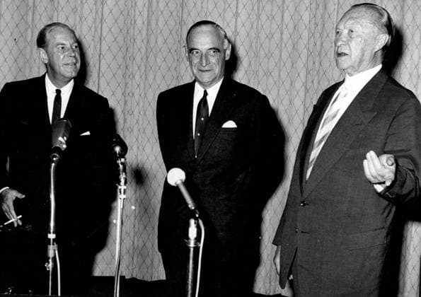 Bundeskanzler Konrad Adenauer 1876 - 1967 19. September 1961 - Bonn, Deutschland - General LUCIUS D. CLAY war ein amerikanischer General und Militärgouverneur, der vor allem für seine Regierung Deutschlands unmittelbar nach dem Zweiten Weltkrieg bekannt wurde. IM BILD: Von links: US-Botschafter in Deutschland WALTER C. DOWLING, Clay, persönlicher Berater von Präsident Kennedy; und der deutsche Bundeskanzler KONRAD ADENAUER. Bonn Germany *** Federal Chancellor Konrad Adenauer 1876 1967 19 September 1961 Bonn, Germany General Lucius D Clay was a American General and Military Governor, the before all for its Government Germany directly to the second World War II known was at Picture from left US Ambassador in Germany Walter C DOWLING, Cl  Copyright: xUnitedxArchivesx xkpaxKeystonex 19610919_ave_k09_268