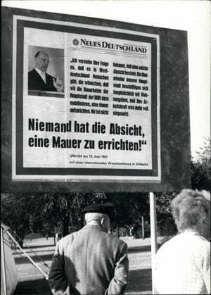 Werbung Plakatwände Bücher Logos Zeitschriften Zeitungen Schilder 10. Oktober 1961 – Ulbrichts Worte: Dieses Plakat, das westlich der Grenze zwischen Ost- und Westberlin angebracht ist, zeigt, wie sehr man den Worten Ulbrichts, des führenden Mannes der sowjetischen Besatzungszone Deutschlands, Glauben schenken darf. Ulbricht sagte diese Worte (ungefähre Übersetzung wie folgt) am 15. Juni 1961 auf einer internationalen Pressekonferenz in Ostberlin als Antwort auf die Frage eines Journalisten: Ich verstehe Ihre Frage so, dass es in Westdeutschland Menschen gibt, die wünschen, dass wir die Maurer (und Bauarbeiter) der Hauptstadt der DDR (Deutsche Demokratische Republik, offizieller Titel der sowjetischen Besatzungszone in Ostdeuts  Copyright: xUnitedxArchivesx xkpaxKeystonex 19611010_baf_k09_191