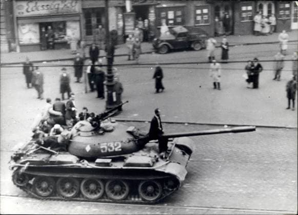 Österreich Ungarn Rumänien 17. Oktober 1961 – Die Revolution in Ungarn 1956: Am 23. Oktober jährt sich der Aufstand der Ungarn gegen das kommunistische Regime zum fünften Mal. Grausame Kämpfe in Budapest und anderen Teilen des Landes, endlose Flüchtlingsströme und die Schrecken eines Bürgerkriegs – das war Ungarn damals. Sowjetische Panzer schlugen die Revolution nieder. Das Bild zeigt Panzer, besetzt mit ungarischen Zivilisten, die in den ersten Tagen der Revolution durch die Straßen Budapests fahren. *** Austria Hungary Romania 17 October 1961 – the Revolution in Hungary 1956 on 23 October anniversary itself the Uprising the Hungary against the communist Regime to fifth times cruel Fights in Budapest and others share of Country,  Copyright: xUnitedxArchivesx xkpaxKeystonex 19611017_baf_k09_005