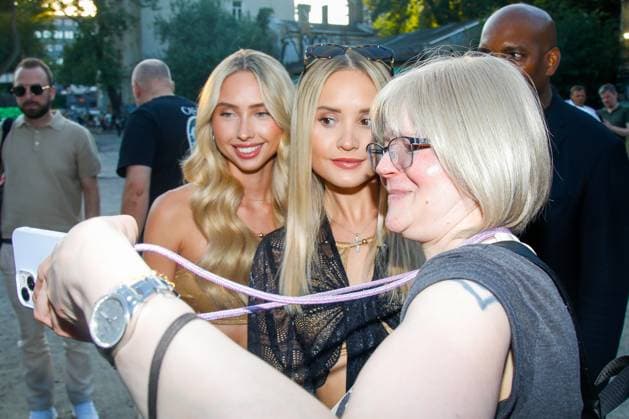 Berlin Fashion Week: LASCANA Fashion Show Berlin, 2.7.2025 Davina und Shanaia Geiss bei der Ankunft zur LASCANA Fashion Show im Rahmen der Fashion Week in Berlin Berlin Copyright: xMatthiasxGränzdörferx