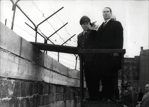 Deutschland Litauen Polen 11. November 1961 - Der deutsche Außenminister Dr. Gerhard Schröder in West-Berlin. Zu einem eintägigen Besuch kam der neue deutsche Außenminister Dr. Gerhard Schröder heute nach West-Berlin. Er wollte über die Mauer informieren, die Berlin teilt. OPS: Links der West-Berliner Polizeikommandant Erich Duensing und rechts der deutsche Außenminister Dr. Gerhard Schröder vor der Mauer am Potsdamer Platz in West-Berlin. *** Germany Lithuania Poland 11 November 1961 the German Foreign Minister Dr Gerhard Schröder in WEST Berlin to a day Visit came the New German Foreign Minister Dr Gerhard Schröder Today to WEST Berlin he wanted via the Wall inform, the Berlin shares OPs left the WEST Berlin Police Commander Eric  Copyright: xUnitedxArchivesx xkpaxKeystonex 19611111_baf_k09_106