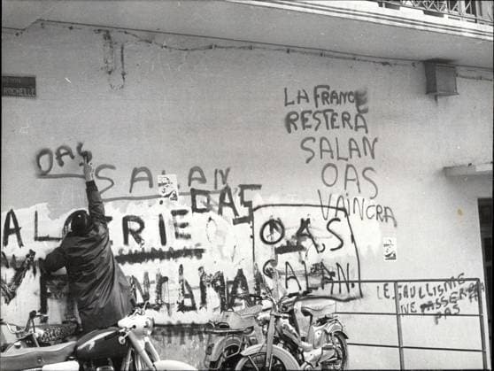 Afrika Ägypten 4. März 1962 – Um Gewalt nach der Ankündigung eines Waffenstillstands in Algerien zu verhindern, wurden wichtige Sicherheitsmaßnahmen ergriffen. Sie fördern auch eine psychologische Kampagne, um auch intellektuelle Rebellion zu zähmen. Hier ist ein Bild von jemandem, der die Inschriften an einer Wand löscht. *** Africa Egypt 4 March 1962 – at Violence to the Announcement one Ceasefire in Algeria to prevent, were key Security measures taken you Sponsorship also a psychological Campaign, at also Intellectuals Rebellion to tame here is a Picture from someone, the the Inscriptions to a Wall deletes  Copyright: xUnitedxArchivesx xkpaxKeystonex 19620304_baf_k09_001