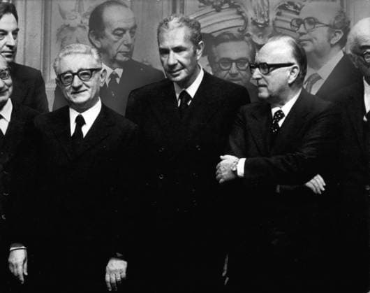 US-Politik Regierung 4. April 1962 - Rom, April 1976 = Der Skandal um die Bestechungsgelder an Lockheed. Der Skandal um die Bestechungsgelder an Lockheed geht weiter und die Landeszeitung beschuldigte einen ehemaligen Ministerpräsidenten der Beteiligung an den Bestechungsgeldern des US-amerikanischen Konzerns Lockheed AC. Berichten zufolge heißt es in einem Brief des ehemaligen Europa-Vertreters von Lockheed, Roger Bixby Smith, dass die Verhandlungen über die angeblichen Bestechungsgelder über einen mysteriösen italienischen Beamten geführt wurden, der nur als Antilopenschuster bezeichnet wird. Antilopenschuster war bei Lockheed ein Codewort für italienischer Ministerpräsident . Der derzeitige Ministerpräsident Aldo Moro, Präsident G  Copyright: xUnitedxArchivesx xkpaxKeystonex 19620404_baf_k09_123