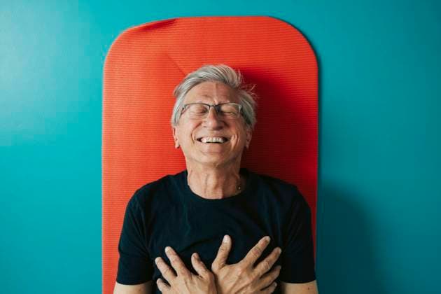 Creative Highlights Symbolbilder Directly above shot of happy man with hands on chest lying on exercise mat Sweden, Gothenburg, model released, property released Copyright: xMaskotx , MA118302 MA118302