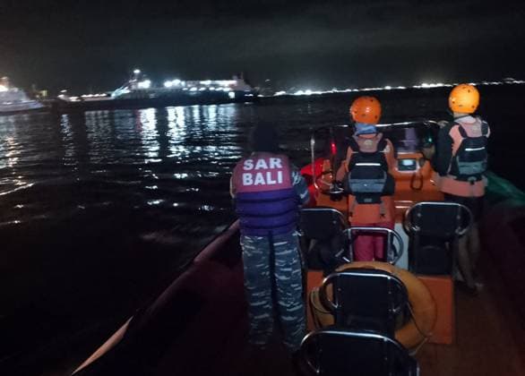 News Themen der Woche KW27 News Bilder des Tages (250703) -- BALI, July 3, 2025 -- Rescuers search for missing passengers of a ship capsizing near Bali Island, Indonesia, July 3, 2025. At least three people were killed, four others survived, and 58 remain missing after a wooden passenger ship capsized near Indonesia s Bali Island before midnight on Wednesday, a senior rescue official confirmed Thursday. The vessel, Tunu Pratama Jaya Penumpang Motor, was struck by huge waves while sailing along the maritime border between Bali and East Java provinces, said I Nyoman Sidakarya, head of the Search and Rescue Office in Bali. (National Search and Rescue Agency of Indonesia Handout via Xinhua) INDONESIA-BALI-PASSENGER SHIP-CAPSIZING AgungxKuncahyaxB. 
