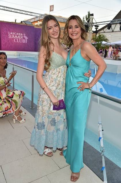 DeutschlandPremiere JURASSIC World Bettina Cramer mit Tochter Carla Cramer ã LASCANA Summer Club Ò verwandelte die bekannte Hamburger Lingerie- und Beachwear-Brand die urbane Location ãMaayaÒ in Berlin-Friedrichshain in eine tropische Oase mit Pool in Berlin, am 02.07.2025