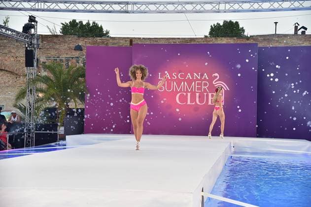 DeutschlandPremiere JURASSIC World Models auf dem Laufsteg am Pool ã LASCANA Summer Club Ò verwandelte die bekannte Hamburger Lingerie- und Beachwear-Brand die urbane Location ãMaayaÒ in Berlin-Friedrichshain in eine tropische Oase mit Pool in Berlin, am 02.07.2025