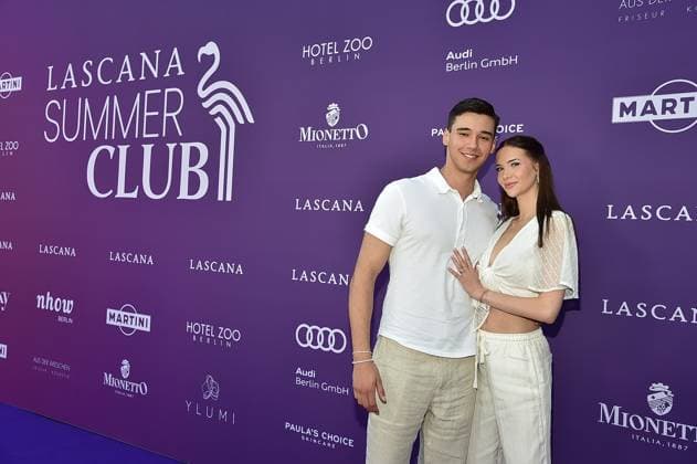 DeutschlandPremiere JURASSIC World San Diego Poth mit Freundin Louisa Büscher ã LASCANA Summer Club Ò verwandelte die bekannte Hamburger Lingerie- und Beachwear-Brand die urbane Location ãMaayaÒ in Berlin-Friedrichshain in eine tropische Oase mit Pool in Berlin, am 02.07.2025