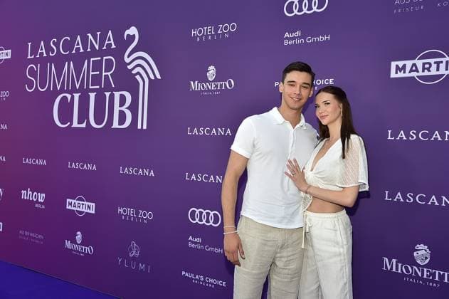 DeutschlandPremiere JURASSIC World San Diego Poth mit Freundin Louisa Büscher ã LASCANA Summer Club Ò verwandelte die bekannte Hamburger Lingerie- und Beachwear-Brand die urbane Location ãMaayaÒ in Berlin-Friedrichshain in eine tropische Oase mit Pool in Berlin, am 02.07.2025