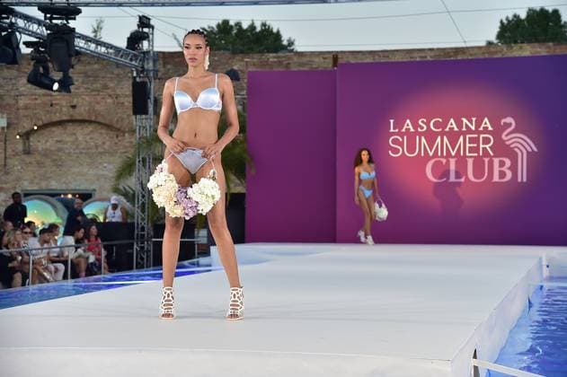 DeutschlandPremiere JURASSIC World Models auf dem Laufsteg am Pool ã LASCANA Summer Club Ò verwandelte die bekannte Hamburger Lingerie- und Beachwear-Brand die urbane Location ãMaayaÒ in Berlin-Friedrichshain in eine tropische Oase mit Pool in Berlin, am 02.07.2025