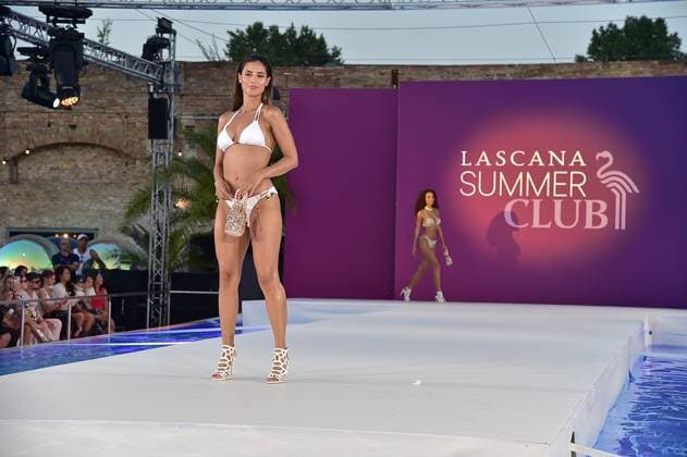 DeutschlandPremiere JURASSIC World Models auf dem Laufsteg am Pool ã LASCANA Summer Club Ò verwandelte die bekannte Hamburger Lingerie- und Beachwear-Brand die urbane Location ãMaayaÒ in Berlin-Friedrichshain in eine tropische Oase mit Pool in Berlin, am 02.07.2025