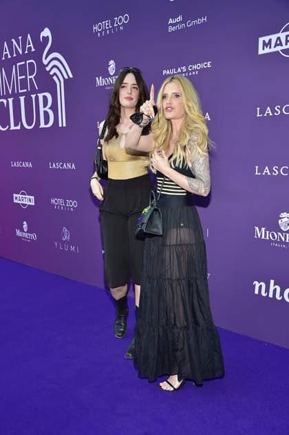 DeutschlandPremiere JURASSIC World MIrja du Mont mit Tochter Tara Neven du Mont ã LASCANA Summer Club Ò verwandelte die bekannte Hamburger Lingerie- und Beachwear-Brand die urbane Location ãMaayaÒ in Berlin-Friedrichshain in eine tropische Oase mit Pool in Berlin, am 02.07.2025