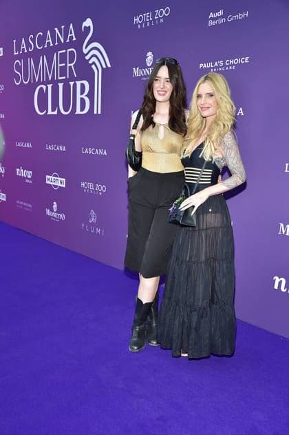 DeutschlandPremiere JURASSIC World MIrja du Mont mit Tochter Tara Neven du Mont ã LASCANA Summer Club Ò verwandelte die bekannte Hamburger Lingerie- und Beachwear-Brand die urbane Location ãMaayaÒ in Berlin-Friedrichshain in eine tropische Oase mit Pool in Berlin, am 02.07.2025