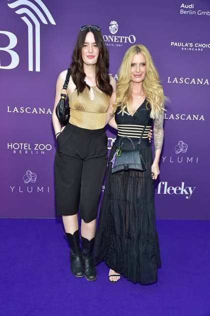 DeutschlandPremiere JURASSIC World MIrja du Mont mit Tochter Tara Neven du Mont ã LASCANA Summer Club Ò verwandelte die bekannte Hamburger Lingerie- und Beachwear-Brand die urbane Location ãMaayaÒ in Berlin-Friedrichshain in eine tropische Oase mit Pool in Berlin, am 02.07.2025