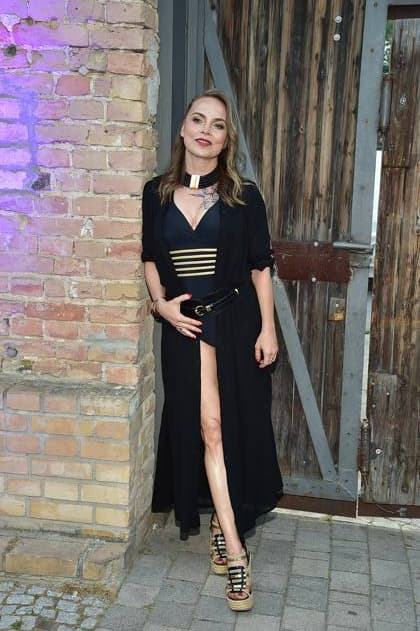 DeutschlandPremiere JURASSIC World Regina Halmich ã LASCANA Summer Club Ò verwandelte die bekannte Hamburger Lingerie- und Beachwear-Brand die urbane Location ãMaayaÒ in Berlin-Friedrichshain in eine tropische Oase mit Pool in Berlin, am 02.07.2025