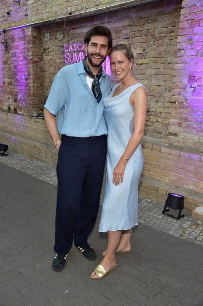 DeutschlandPremiere JURASSIC World Alvaro Soler mit Ehefrau Melanie Kroll ã LASCANA Summer Club Ò verwandelte die bekannte Hamburger Lingerie- und Beachwear-Brand die urbane Location ãMaayaÒ in Berlin-Friedrichshain in eine tropische Oase mit Pool in Berlin, am 02.07.2025