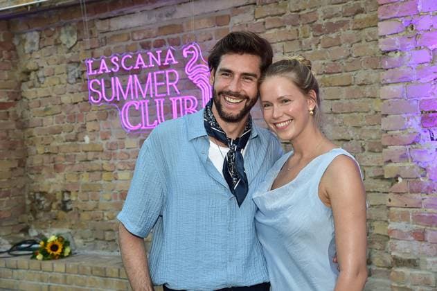 DeutschlandPremiere JURASSIC World Alvaro Soler mit Ehefrau Melanie Kroll ã LASCANA Summer Club Ò verwandelte die bekannte Hamburger Lingerie- und Beachwear-Brand die urbane Location ãMaayaÒ in Berlin-Friedrichshain in eine tropische Oase mit Pool in Berlin, am 02.07.2025