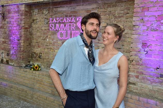 DeutschlandPremiere JURASSIC World Alvaro Soler mit Ehefrau Melanie Kroll ã LASCANA Summer Club Ò verwandelte die bekannte Hamburger Lingerie- und Beachwear-Brand die urbane Location ãMaayaÒ in Berlin-Friedrichshain in eine tropische Oase mit Pool in Berlin, am 02.07.2025