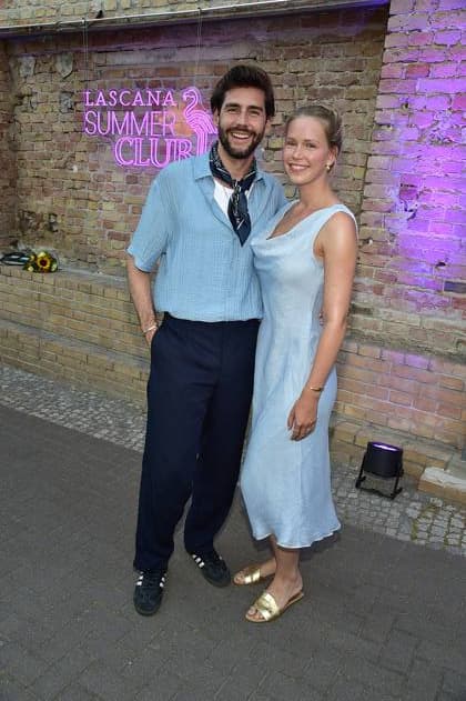 DeutschlandPremiere JURASSIC World Alvaro Soler mit Ehefrau Melanie Kroll ã LASCANA Summer Club Ò verwandelte die bekannte Hamburger Lingerie- und Beachwear-Brand die urbane Location ãMaayaÒ in Berlin-Friedrichshain in eine tropische Oase mit Pool in Berlin, am 02.07.2025