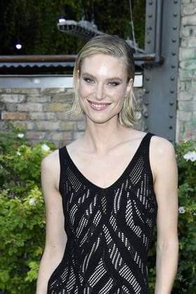 Kim Hnizdo beim LASCANA SUMMER CLUB im Rahmen der Berlin Fashion Week im Maaya in Berlin am 02.07.2025