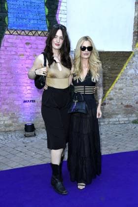 Tara Neven du Mont mit ihrer Mutter Mirja du Mon beim LASCANA SUMMER CLUB im Rahmen der Berlin Fashion Week im Maaya in Berlin am 02.07.2025