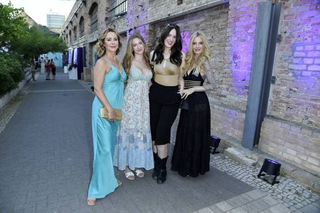 Bettina Cramer mit Tochter Carla Cramer und Tara Neven du Mont mit ihrer Mutter Mirja du Mont beim LASCANA SUMMER CLUB im Rahmen der Berlin Fashion Week im Maaya in Berlin am 02.07.2025