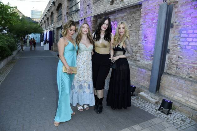 Bettina Cramer mit Tochter Carla Cramer und Tara Neven du Mont mit ihrer Mutter Mirja du Mont beim LASCANA SUMMER CLUB im Rahmen der Berlin Fashion Week im Maaya in Berlin am 02.07.2025