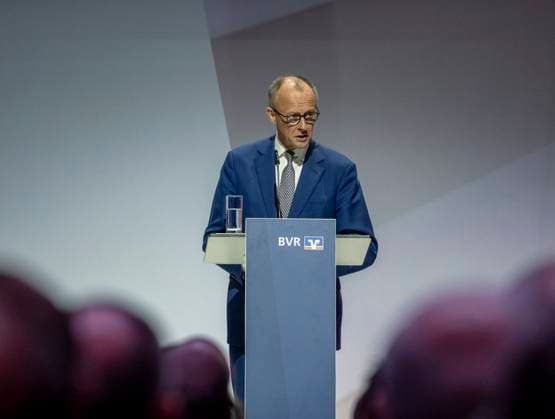 News Themen der Woche KW27 News Bilder des Tages Bankwirtschaftliche Tagung - BK Friedrich Merz EUR, Deutschland, Berlin, 03.07.2025: Rede des Bundeskanzler Friedrich Merz (CDU) auf der 80. Bankwirtschaftlichen Tagung der BVR. In seiner Rede geht er auf die notwendigen Reformen in der Finanzbranche, der Bankenregulierung und mehr Wachstum in Deutschland ein. *** Banking Conference BK Friedrich Merz EUR, Germany, Berlin, 03 07 2025 Speech by Federal Chancellor Friedrich Merz CDU at the 80th Banking Conference of the BVR In his speech, he addresses the necessary reforms in the financial sector, banking regulation and more growth in Germany