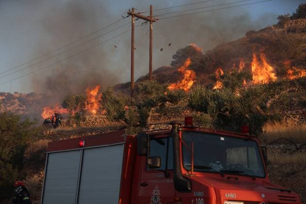 News Themen der Woche KW27 News Bilder des Tages Extinguishing efforts continue for wildfire on Greek island of Crete CRETE, GREECE - JULY 3: Flames rises after fire breaks out in the Lasithi prefecture of the city of Ierapetra, Crete, Greece on July 3, 2025. The wildfire continues to rage despite the best efforts of firefighting forces, prompted the evacuation of over 1,500 residents and tourists. Stefanos Rapanis Anadolu Crete Greece. Editorial use only. Please get in touch for any other usage.  Copyright: x2025xAnadoluxStefanosxRapanisx