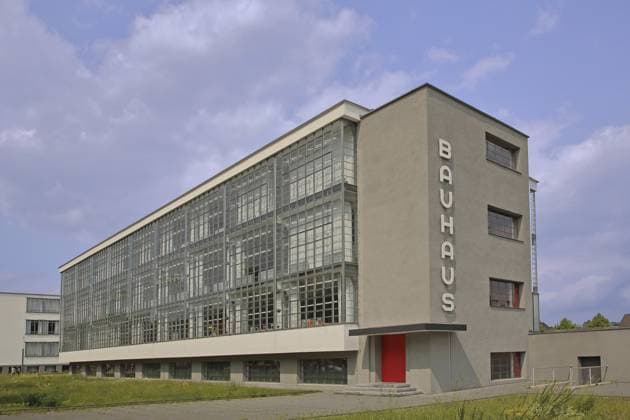 Bauhausgebäude vom Architekt Walter Gropius 1925, Inschrift, Bauhaus, Kunst, Dessau, Dessau-Roßlau, Sachsen-Anhalt, Deutschland, Europa Bauhaus building by architect Walter Gropius 1925, inscription, Bauhaus, art, Dessau, Dessau-Roßlau, Saxony-Anhalt, Germany, Europe Copyright: imageBROKER GeraldxAbele iblgda14054165.jpg