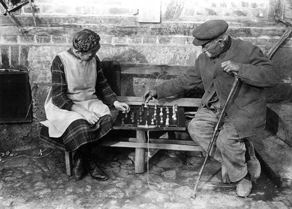 Alter Mann spielt Schach mit Mädchen 1900, Zwei ältere Personen spielen Schach auf einer Bank im Freien, Historisches Foto Old man playing chess with girl 1900, Two elderly people playing chess on a bench outdoors, Historical photo Copyright: imageBROKER our-planet.berlin iblhek14036027.jpg