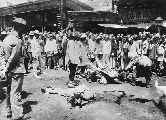 Boxeraufstand China, Hinrichtung von Chinesen während des Boxerkrieges. Ein Chinese wird im Zuge des Boxeraufstandes zwischen 1900 und 1901 vor Schaulustigen geköpft. Fotografie um 1900 aus dem Album eines deutschen Offiziers Boxer Rebellion China, execution of Chinese during the Boxer War. A Chinese man is beheaded in front of onlookers during the Boxer Rebellion between 1900 and 1901. Photograph from around 1900 from the album of a German officer Copyright: imageBROKER our-planet.berlin iblhek14217827.jpg