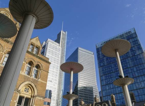 Blick auf Bürogebäude im blauen Himmel vom Vorplatz des Bahnhofs Liverpool Street, London, England, UK Looking up at office blocks in blue sky from forecourt of Liverpool Street station, London, England, UK Copyright: imageBROKER IanxMurray iblimu14268373.jpg