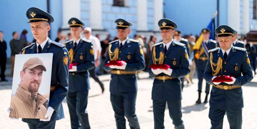 News Themen der Woche KW27 News Bilder des Tages Funeral ceremony of F-16 pilot 1st Class Lt. Col. Maksym Ustymenko, service member of the Ukrainian Air Force. He was killed while fighting off Russia™s biggest attack on Ukraine so far on June 28th. Posthumously, he was awarded the title Hero of Ukraine by the Ukrainian president. Kyiv Kyiv City Ukraine