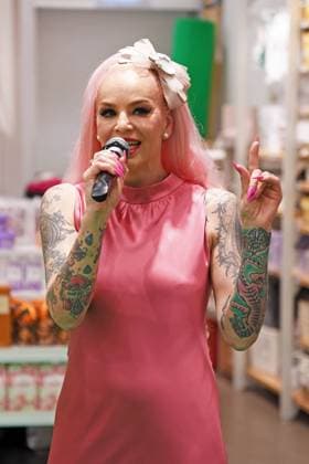 Belle la Donna beim WALK of Mumuso in der Mall of Berlin im Rahmen der Berlin Fashion Week SS26 (Frühling Sommer 2026) am 03.07.2025