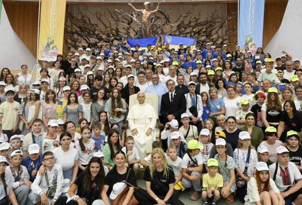 News Themen der Woche KW27 News Bilder des Tages Pope Leo XIV Meets With Over 600 Children - Vatican CORRECTION DATE - Pope Leo XIV meets with over 600 children in the Paul VI Hall at the Vatican on July 3, 2025, including participants from the Vatican’s summer camp and 300 Ukrainian children hosted by Caritas Italiana. The Pope spent time speaking with the children and answering several of their questions. Recalling his own childhood, he shared memories of attending Mass, a place where he encountered other children and friends. Pope Leo XIV encouraged the children to become builders of peace and friendship, even from a young age. The children presented Pope Leo with a variety of gifts, including handmade crafts created during the summer camp, as well as drawings and artwork prepared by t  Copyright: xABACAx