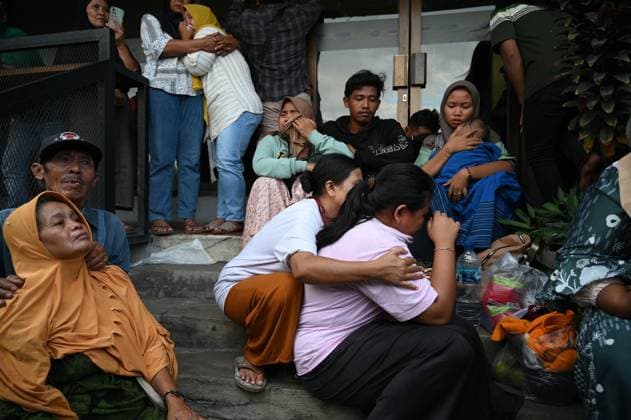 Bilder des Jahres 2025, News 07 Juli Families await news after deadly ferry sinks near Bali BANYUWANGI, INDONESIA - JULY 03: Family members and relatives wait for updates on the ongoing search operation for at least 61 people reported missing after a ferry sank off the coast of the popular Indonesian resort island of Bali, at Ketapang Port in Banyuwangi, East Java, Indonesia, on July 03, 2025. Suryanto Suryanto Anadolu Banyuwangi Indonesia. Editorial use only. Please get in touch for any other usage.  Copyright: x2025xAnadoluxSuryantoxSuryantox