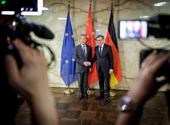 News Themen der Woche KW27 News Bilder des Tages Johann Wadephul (CDU), Bundesaussenminister, trifft den Aussenminister von China, Wang Yi, zum Strategischen Dialog im Auswaertigen Amt. Fotografiert im Auftrag des Auswaertigen Amtes Berlin Deutschland *** Johann Wadephul CDU , Federal Foreign Minister, meets the Foreign Minister of China, Wang Yi, for the Strategic Dialogue at the Federal Foreign Office Photographed on behalf of the Federal Foreign Office Berlin Germany Copyright: xThomasxKoehler AAx