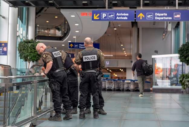 News Bilder des Tages July 3, 2025, Dorval, Pq, CANADA: Nav Canada says early morning bomb threats affected airports in Ottawa, Montreal, Edmonton, Winnipeg, Calgary and Vancouver on Thursday. Surete du Quebec (SQ) police officers walk through Montreal-Trudeau International Airport in Dorval, Que., on Thursday, July 3, 2025. Dorval CANADA - ZUMAc35_ 20250703_zaf_c35_005 Copyright: xChristinnexMuschix