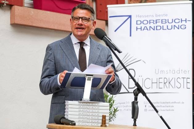 Groß-Umstadt am 3. Juli 2025, Hessischer Ministerpräsident Boris Rhein übergibt Preis für Beste Dorfbuchhandlung Hessens Hessischer Ministerpräsident zeichnet Umstädter Bücherkiste als Beste Dorfbuchhandlung Hessens aus. Offizielle Preisübergabe und Feierstunde.v.l., Hessischer Ministerpräsident Boris Rhein begrüsst die Gäste Copyright: JoaquimxFerreira