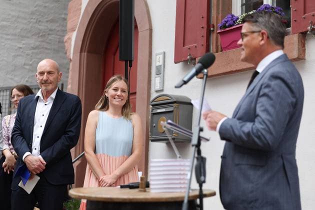 Groß-Umstadt am 3. Juli 2025, Hessischer Ministerpräsident Boris Rhein übergibt Preis für Beste Dorfbuchhandlung Hessens Hessischer Ministerpräsident zeichnet Umstädter Bücherkiste als Beste Dorfbuchhandlung Hessens aus. Offizielle Preisübergabe und Feierstunde.v.l., Lothar Wekel (Vorsitzender des Börsenvereins des Deutschen Buchhandels), Elena Rakowitz (Umstädter Bücherkiste) und Hessischer Ministerpräsident Boris Rhein Copyright: JoaquimxFerreira