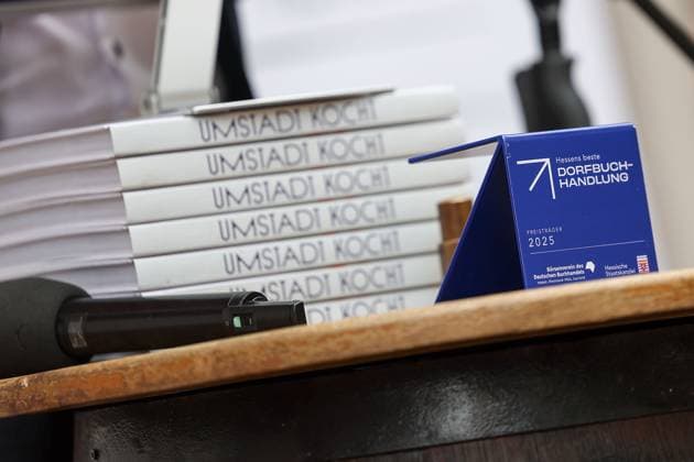 Groß-Umstadt am 3. Juli 2025, Hessischer Ministerpräsiden Boris Rhein übergibt Preis für Beste Dorfbuchhandlung Hessens Hessischer Ministerpräsident zeichnet Umstädter Bücherkiste als Beste Dorfbuchhandlung Hessens aus. Offizielle Preisübergabe und Feierstunde.v.l., die Ehrung Beste Dorfbuchhandlung Hessens Copyright: JoaquimxFerreira