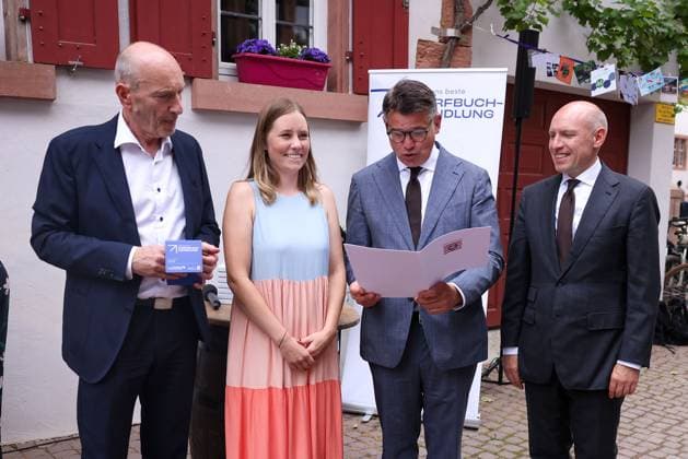 Groß-Umstadt am 3. Juli 2025, Hessischer Ministerpräsident Boris Rhein übergibt Preis für Beste Dorfbuchhandlung Hessens Hessischer Ministerpräsident zeichnet Umstädter Bücherkiste als Beste Dorfbuchhandlung Hessens aus. Offizielle Preisübergabe und Feierstunde.v.l., die Übergabe der Urkunde, Lothar Wekel (Vorsitzender des Börsenvereins des Deutschen Buchhandels, Elena Rakowitz (Umstädter Bücherkiste), Hessischer Ministerpräsident Boris Rhein und Manfred Penz (Minister für Bundes- und Europaangelegenheiten) Copyright: JoaquimxFerreira