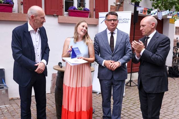 Groß-Umstadt am 3. Juli 2025, Hessischer Ministerpräsident Boris Rhein übergibt Preis für Beste Dorfbuchhandlung Hessens Hessischer Ministerpräsident zeichnet Umstädter Bücherkiste als Beste Dorfbuchhandlung Hessens aus. Offizielle Preisübergabe und Feierstunde.v.l., die Übergabe der Urkunde, Lothar Wekel (Vorsitzender des Börsenvereins des Deutschen Buchhandels, Elena Rakowitz (Umstädter Bücherkiste), Hessischer Ministerpräsident Boris Rhein und Manfred Penz (Minister für Bundes- und Europaangelegenheiten) Copyright: JoaquimxFerreira
