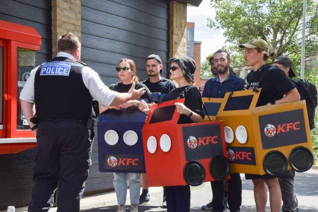 News Themen der Woche KW27 News Bilder des Tages July 3, 2025, London, England, United Kingdom: A police officer speaks to activists from The Humane League UK in cardboard cars blocking the Drive Thru at KFC in Colliers Wood, during a protest calling on the fast food chain to keep its promise and stop selling so-called Frankenchickens, which are chickens selectively bred to grow faster and bigger, and which are said to suffer more than regular chickens. KFC had previously promised to stop selling Frankenchickens but has since dropped its pledge. London United Kingdom - ZUMAv130 20250703_zip_v130_028 Copyright: xVukxValcicx