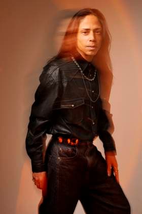 Creative Highlights Symbolbilder MR_ID28559_21038_RichardOchoa.jpg Portrait of a latin man wearing a sleek black shirt and jeans, showcasing typical fashion accessories in an artistic setting with a modern and confident expression Model Released DondykRiga_ID28559_841371_005 Copyright: xDondykxRigax RECORD DATE NOT STATED