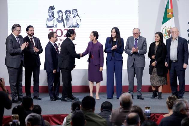Mexicoâ€⠢s President Claudia Sheinbaum Pardo, accompanied by Marcelo Ebrard, David Kershenobich Stalnikowitz, Diego Antonio Gutierrez de Velasco, Diego Antonio Gutierrez de Velasco, Federico Prince Laris, Jose Miguel Ramos Rodriguez, Luz Astrea Ocampo Gutierrez de Velasco, Efren Ocampo Lopez pose for photos during the presentation of Plan Mexico to the national pharmaceutical industry with the companies Laboratorios Kener and Grupo Neolpharma at news conference at National Palace. on July 3, 2025 in Mexico City, Mexico. Mexico City Mexico - ZUMAe321 20250703_zia_e321_001 Copyright: xLuisxBarronx